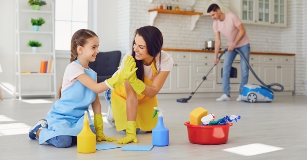 ניקיון המטבח עם המשפחה