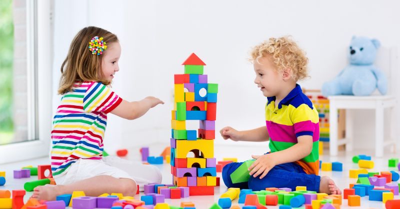מהו מגדל למידה מתקפל ומדוע הוא מומלץ לילדים בגילאי 2-4?