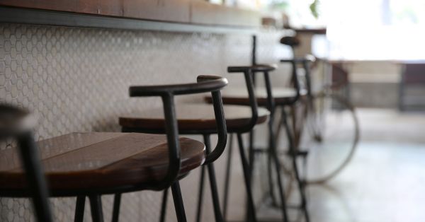 כיסאות בר לאי: הגובה המדויק, חומרים עמידים וניקוי קל למשפחות